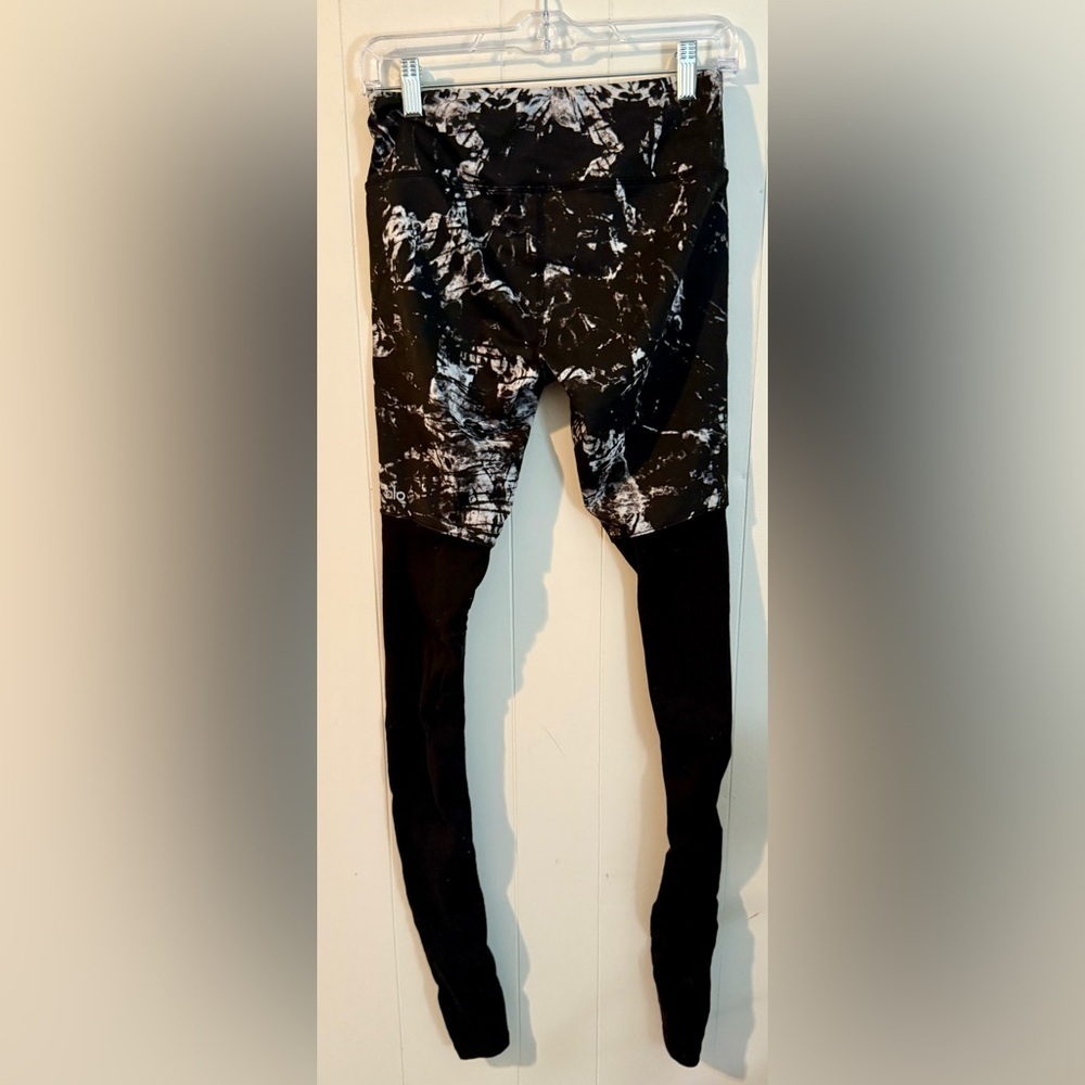 ALO Yoga High Waisted Goddess Leggings size S Black White Tie Dye Pants - Picture 6 of 6
